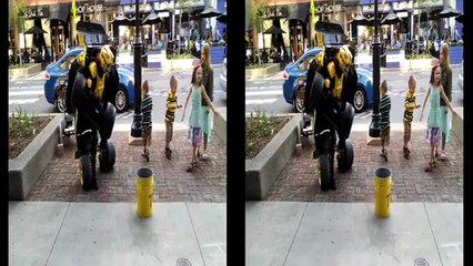Un homme en costume de Transformers surprend les passants