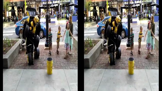 Un homme en costume de Transformers surprend les passants