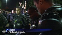 Mascarados protestam no centro do Rio