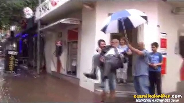 Krizi Fırsat Bilip 5 TL'ye Karşıya Kucakta Geçiş Sağlayan Adam