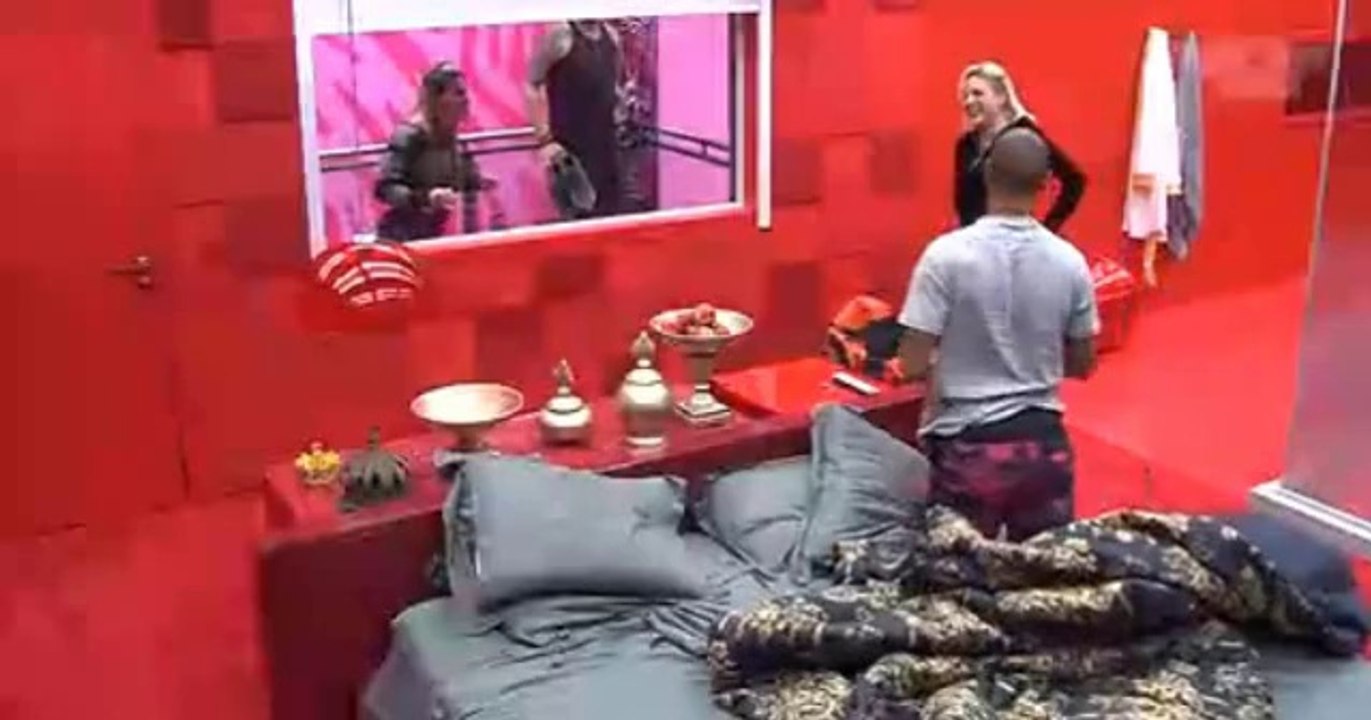 Clara entra no edredom com Slixo e Vanessa fica com ciúmes