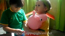 Valentina Pontes ganhando a boneca peppa pig