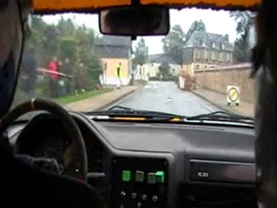 grosse sortie de la 106 Turpin / Vay lors du rallye du pays d'auge