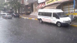 İstanbul'da dün kısa süre yağan şiddetli yağmur sokaklardan dere gibi aktı...