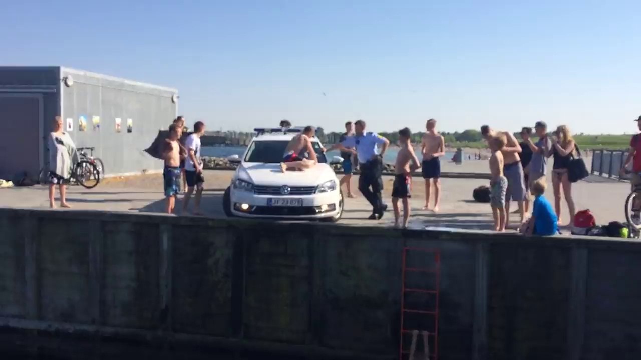 Faire du Toboggan sur une voiture de police!