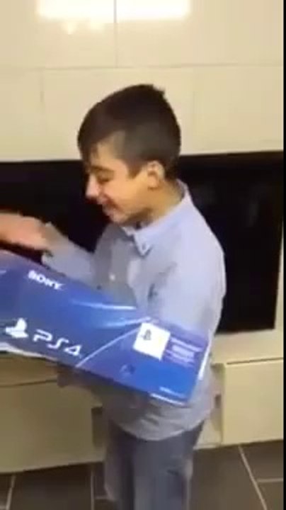 PS4 Görünce Uzun Havaya Bağlayan Almancı Çocuk