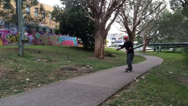 Un papi de 70 ans fait du Longboard
