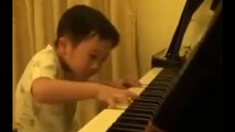 Enfant de 5 ans joue du piano
