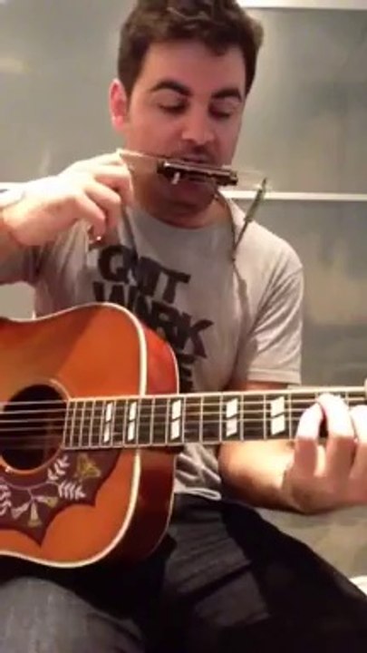 L'objectif de Niko du web : jouer le générique de l'émission à l'harmonica (Semaine 2)