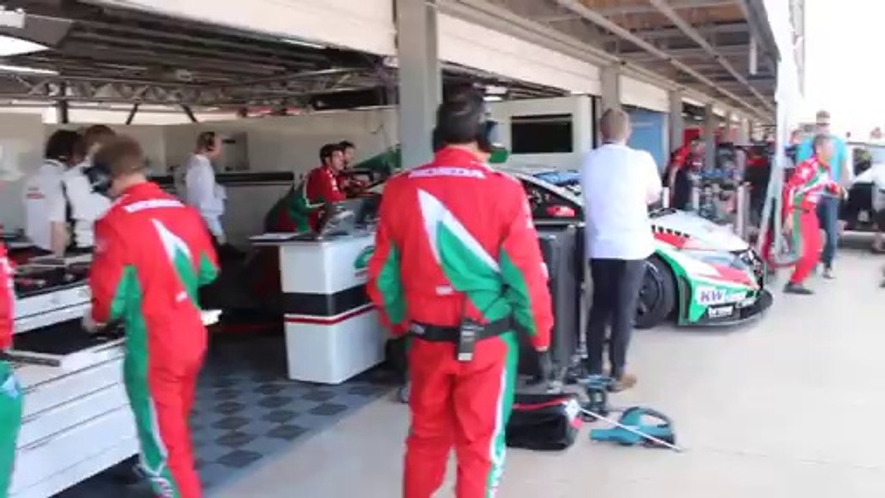WTCC : Tiago Monteiro sort des stands pendant les essais libres