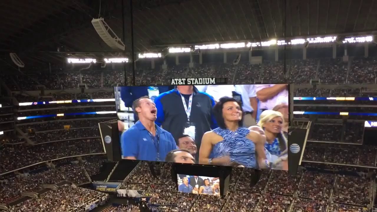 Un papa et son fils dansent comme des fou sur Happy by Pharrell Williams