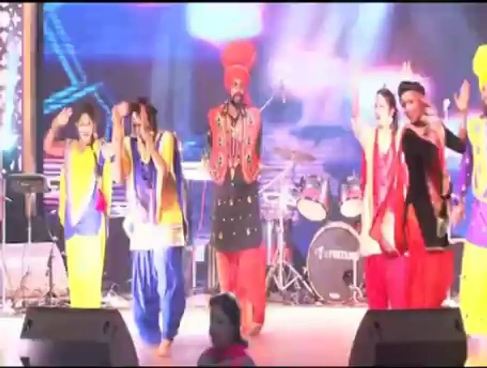 Sunil Grover rocks at Baisakhi celebrations - IANS India Videos