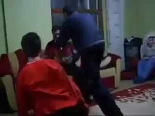 Çaydanlık Şakasına Aşırı Tepki Gösteren Amca!