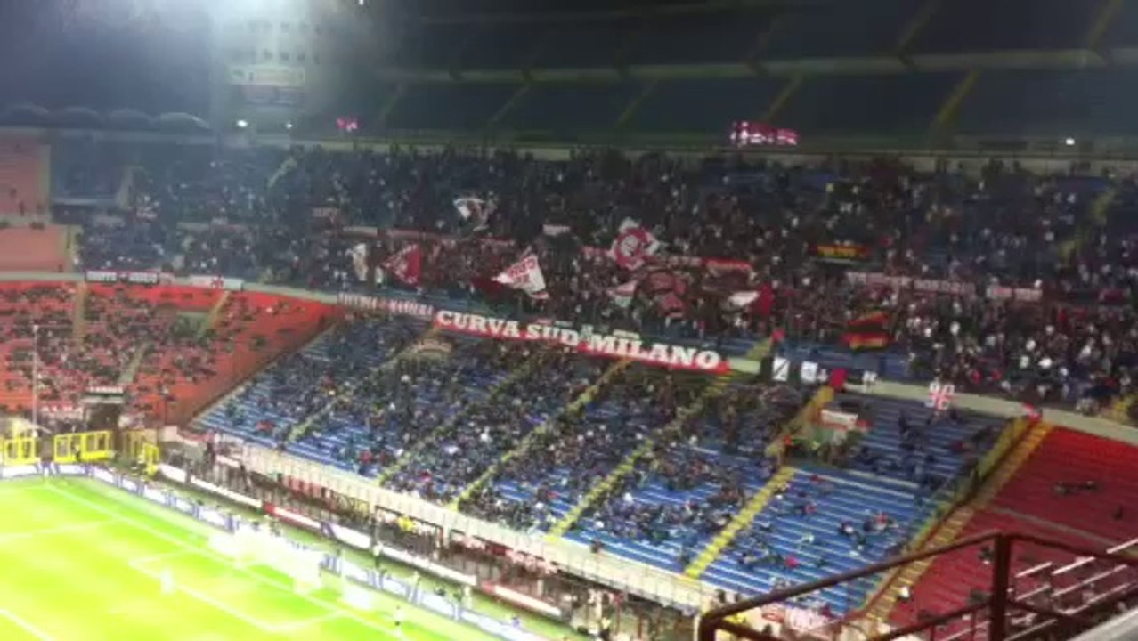 Οι οπαδοί της Μίλαν τραγουδούν το "You'll Never Walk Alone"