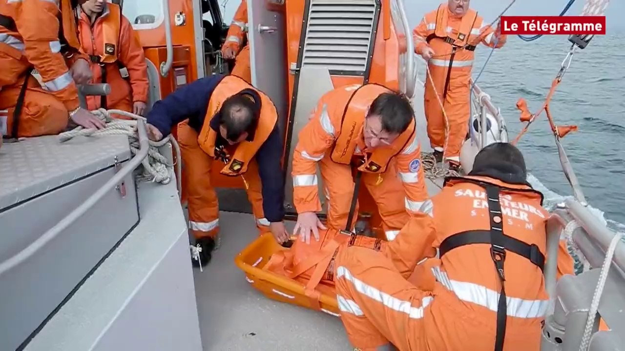 Quiberon (56). Exercice d'évacuation d'un blessé en mer