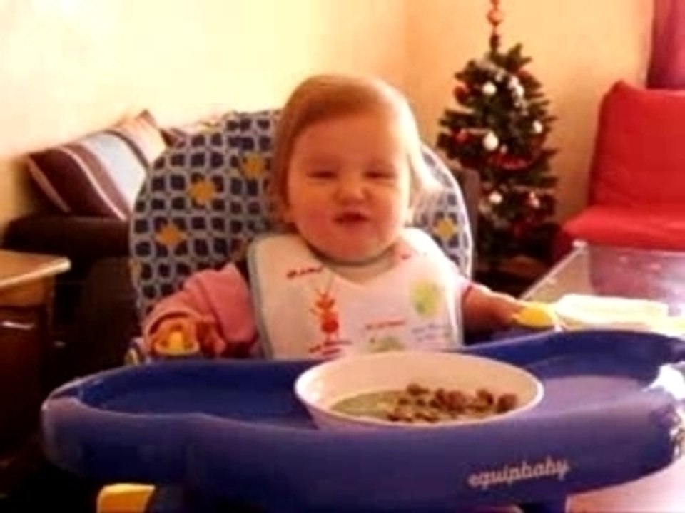 Lorèna mange toute seule