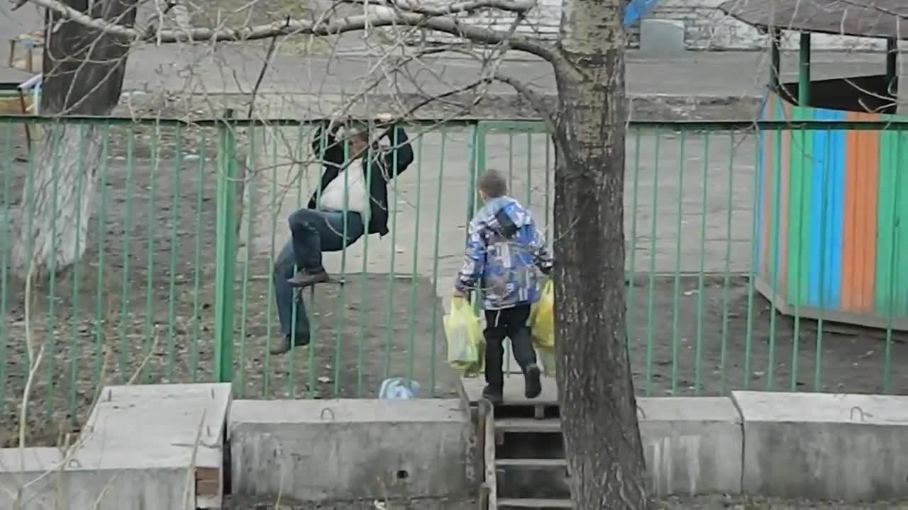 Ivre, il veut passer par dessus une grille