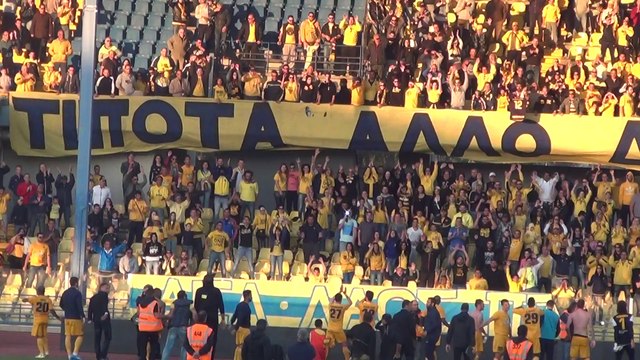 Τέλος αγώνα ΑΕΛ - Ομόνοια : Παίκτες ΑΕΛ και ΟΛΕ με φιλάθλους