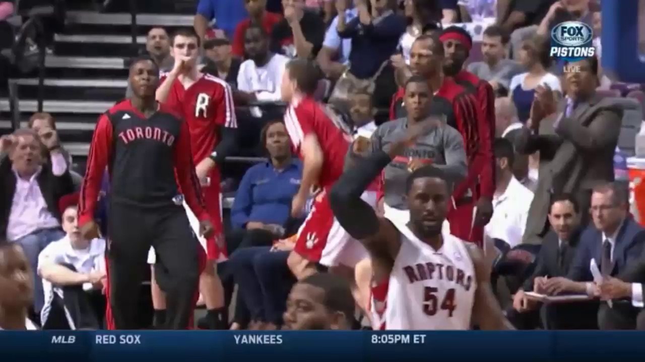 Le gros poster de DeMar DeRozan sur Kyle Singler