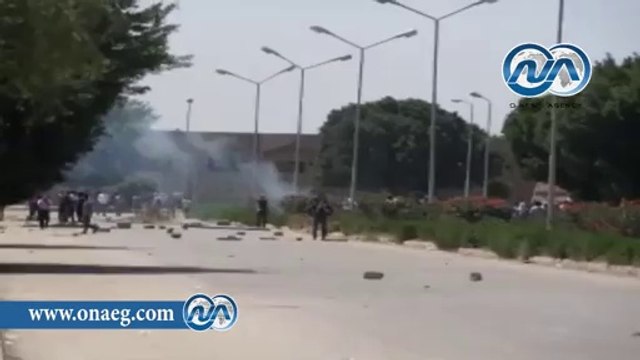 شاهد .. اشتباكات بين طلاب الإخوان وقوات الأمن بجامعة الأزهر بأسيوط