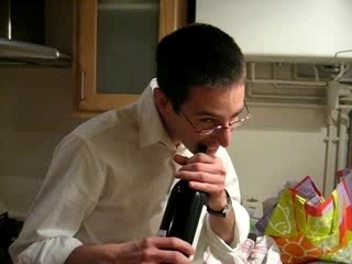 béboucher sans tire bouchon étape 2