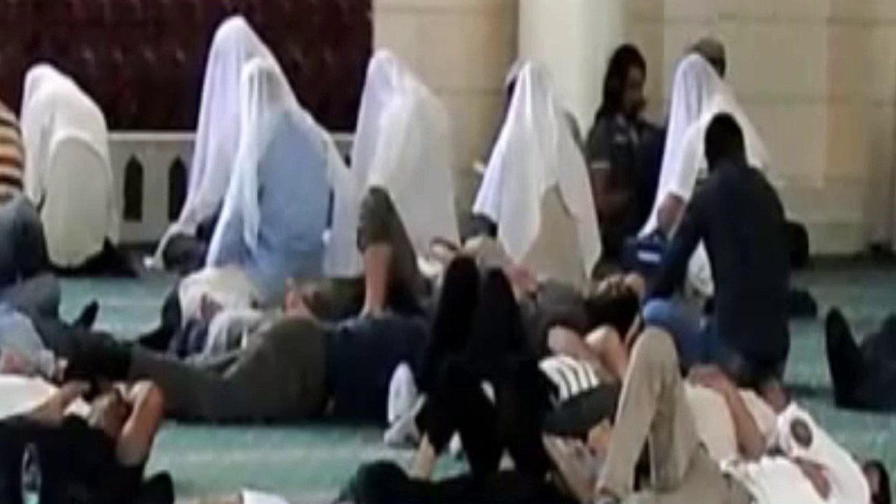 Belirli sayılarda ve örtü altında yapılan zikirler (HD kalite)