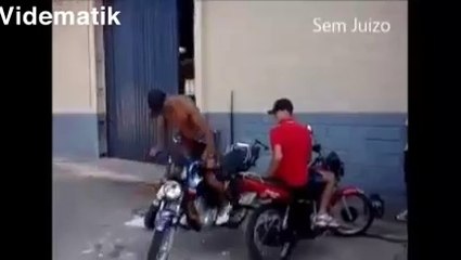 Motosikleti show yaparak park etmek