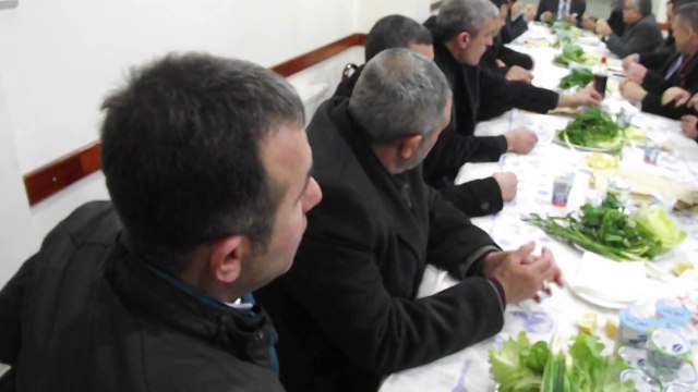 Kurul Toplantısından evvel çiğ köfte ikramı.