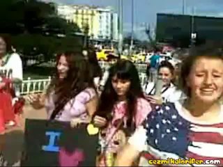 Justin Bieber Ergenlerinin Taksim'de Yürüyüş Yapması