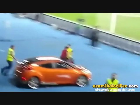 Avusturya - Türkiye Maçında 15 Güvenliği Çalımlayan Taraftar