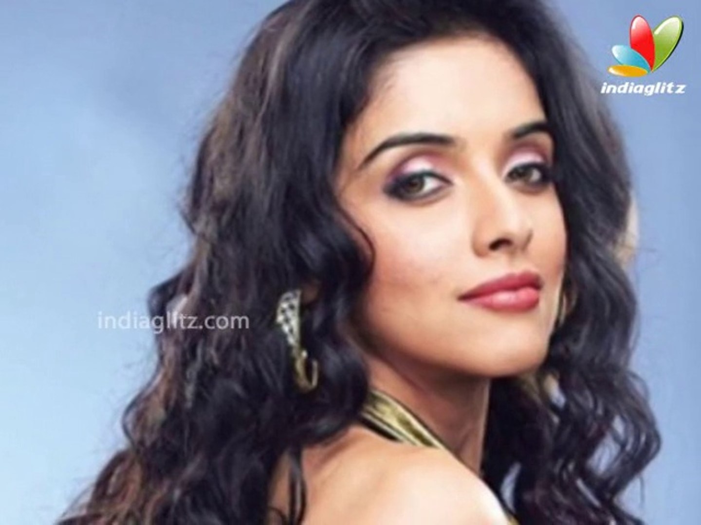 Hot Asin Turns Cool Water Babe in Bali! | Hindi Latest News | Vacation, Holiday