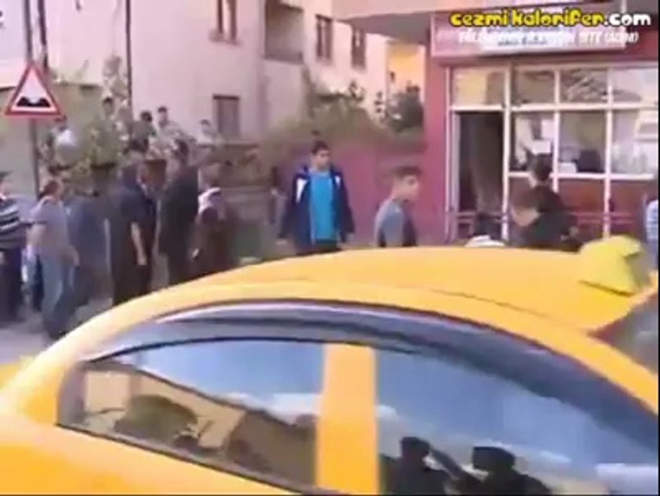 Kıraathaneye Takılan Boğa Ve Kaçışan Halk