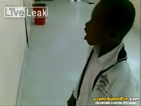 Boş Zamanlarında Polis Sireni Olarak Çalışan Çocuk