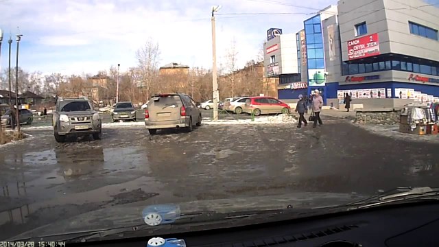 Sois tu sors de ta voiture, sois tu te barres.