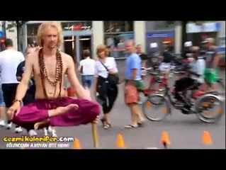 Hem Havada Durup Hemde Şahitleri Olan Adam