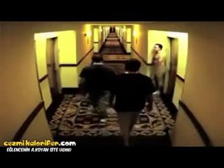 Otel Odasının Kapısında Kalan Çıplak Adam