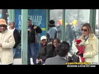 Evlilik Teklifi Kabul Edilmeyen Şakacı Ve Halkın Tepkisi