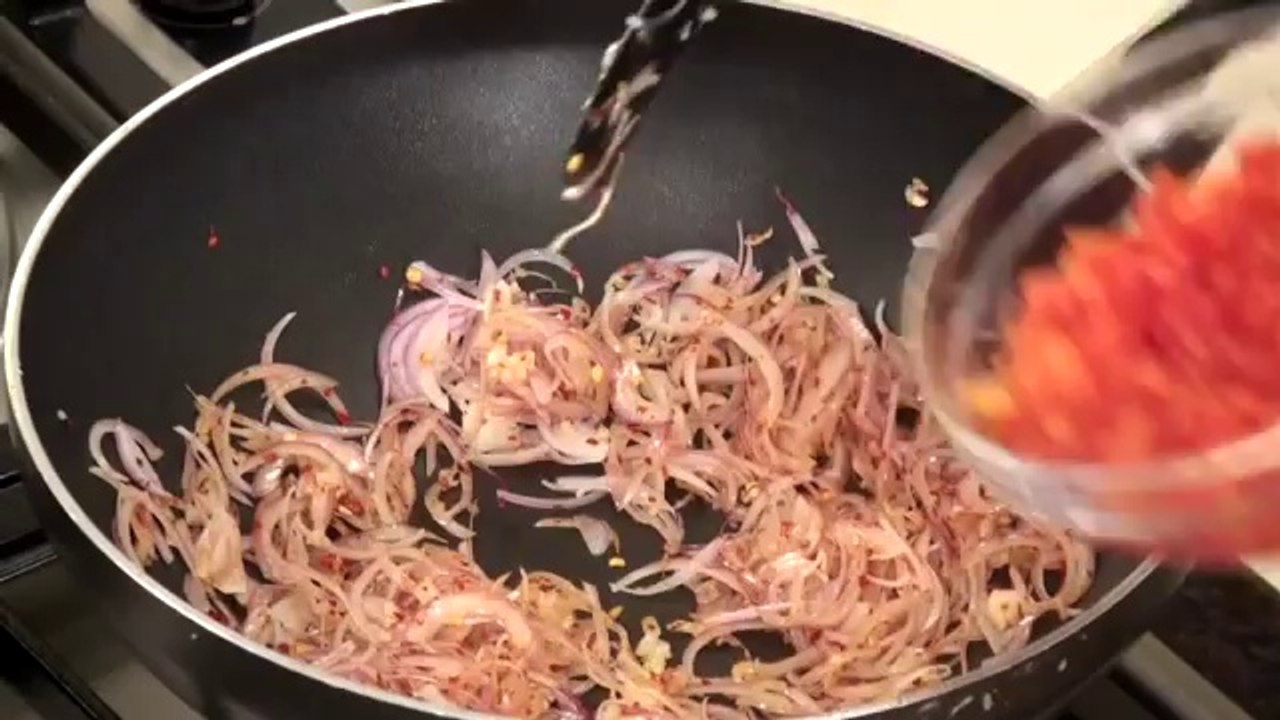 ▶ Quick Pasta in Tomato Sauce