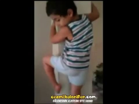 Düz Duvara Tırmanan Çocuk