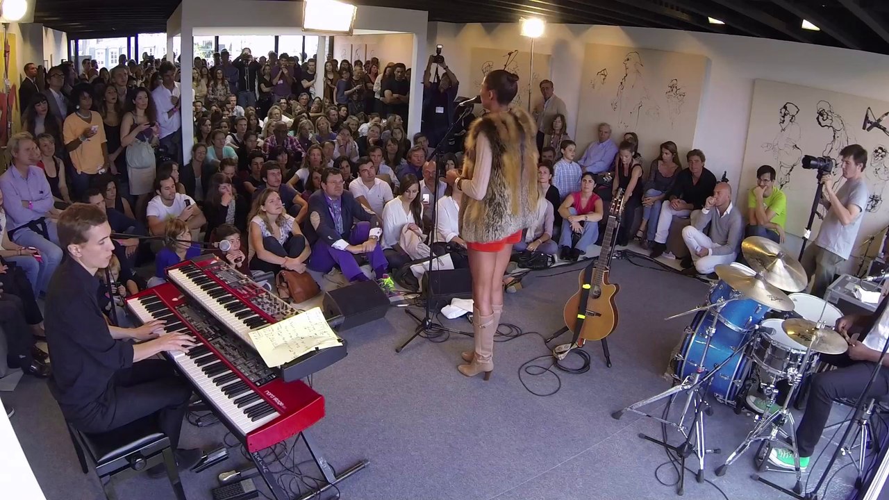 Ayo - Complain (Live)