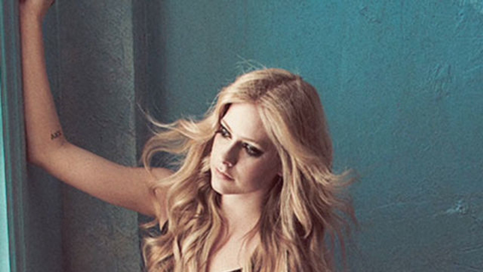 ⁣Makeovers - Avril Lavigne With and Without Her Smoky Eyes