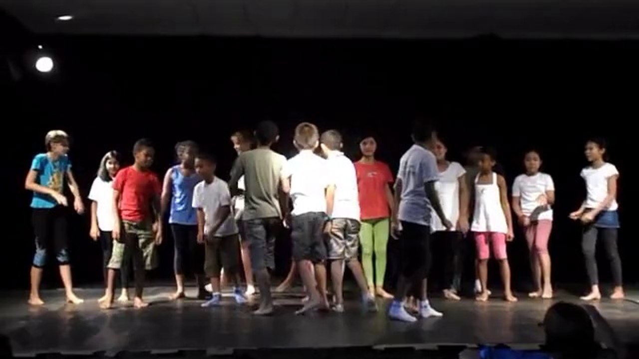 Mero et Ndrimo  - Conte en scène - Mayla et sa classe de CM2B - 2014