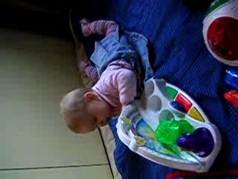 Lina, 7 mois, joue chez mamie