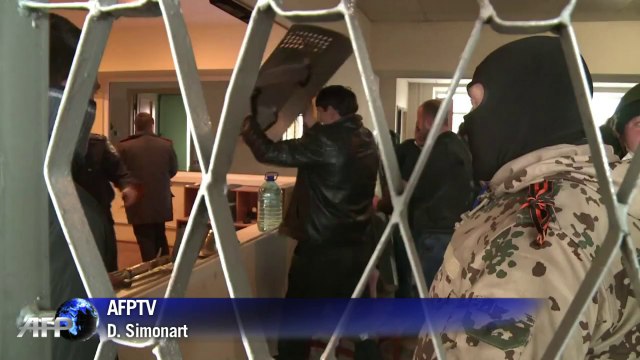 Ukraine: deux nouveaux bâtiments officiels envahis dans l'est