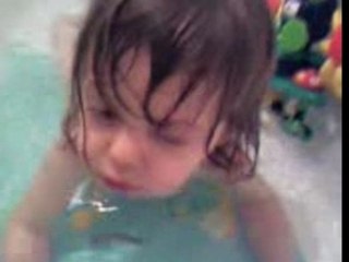 Lola fait des bulles