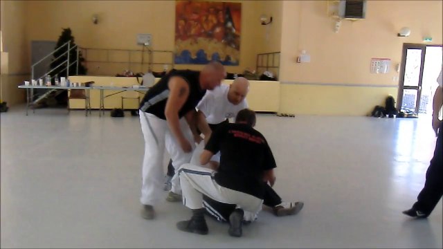 Explication d'un KO croisé de Kyusho-Jitsu par Jean-Paul BINDEL, 9ème dan, hanshi