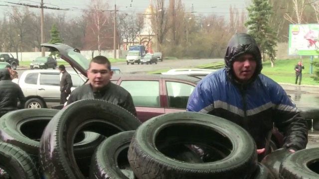 Pro-Russian protesters storm new police station in east Ukraine