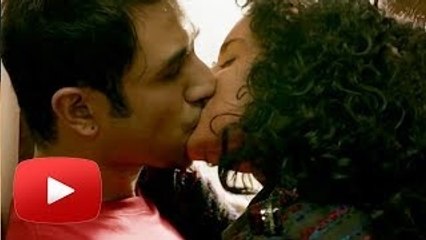 Kangana's BLEEDING LIPLOCK With Vir Das In Revolver Rani - CHECKOUT