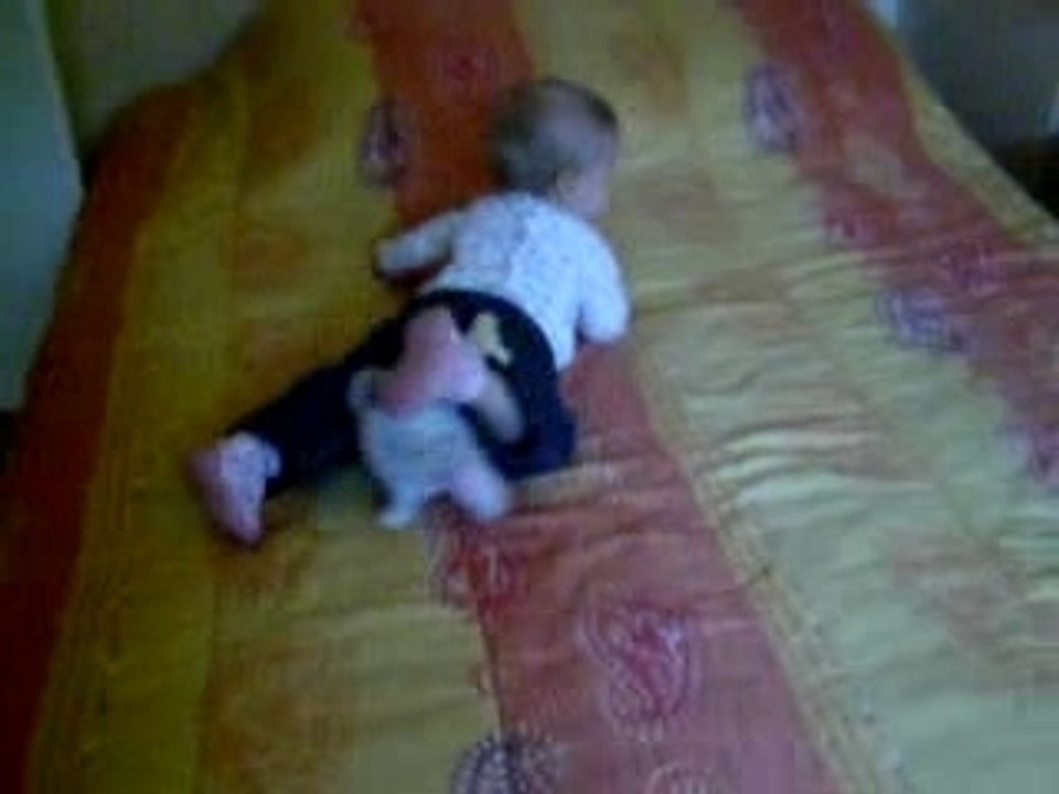 Lina, 10 mois, descend du lit