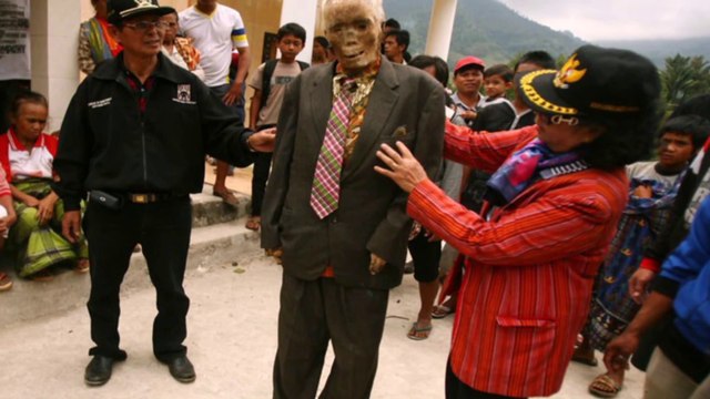 Unique Tradition in Toraja, Indonesia - Sansar Ke Rochak Tathya